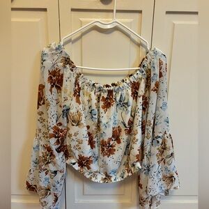Floral slightly cropped top with flowy arms